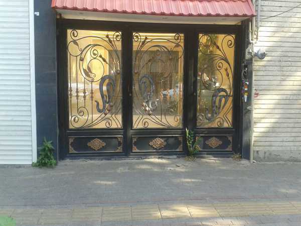 درب فلزی بسیار شیک و زیبا با گلهای طرح طاوس و فرفروژه مناسب برای ورودی پارکینگ , ساختمان و حیاط کد ۴۰۲