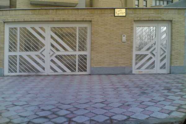 ست درب فلزی ورودی پارکینگ یا ساختمان همراه با ورودی نفر رو زیبا و شیک و ساده مناسب برای ورودی حیاط , ساختمان و پارکینگ کد ۱۳۷